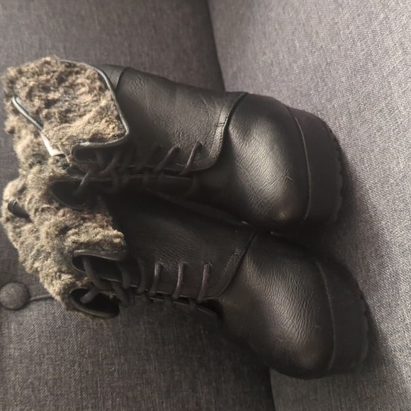 Black platform fur trim booties 7 1/2 - Picture 2 of 3